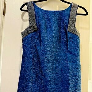 Beautiful dress medium never use
Blue and Silver median length